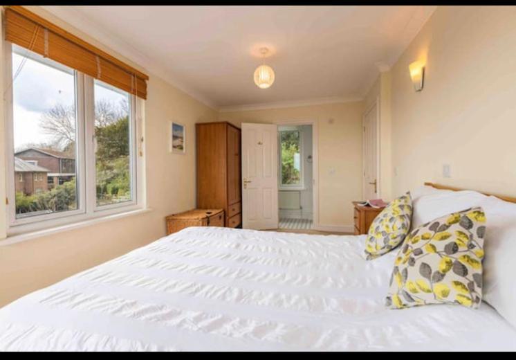 Fantastic Spacious House With Beautiful Panoramic Views Of The Bay Only A Few Minutes Walk From Beach Harbour And Restaurants This House Has 3 Bedrooms 3 Bathrooms And 2 Lovely Sitting Rooms Лайм-Реджис Экстерьер фото