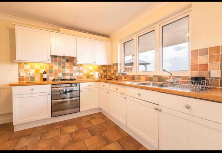 Fantastic Spacious House With Beautiful Panoramic Views Of The Bay Only A Few Minutes Walk From Beach Harbour And Restaurants This House Has 3 Bedrooms 3 Bathrooms And 2 Lovely Sitting Rooms Лайм-Реджис Экстерьер фото