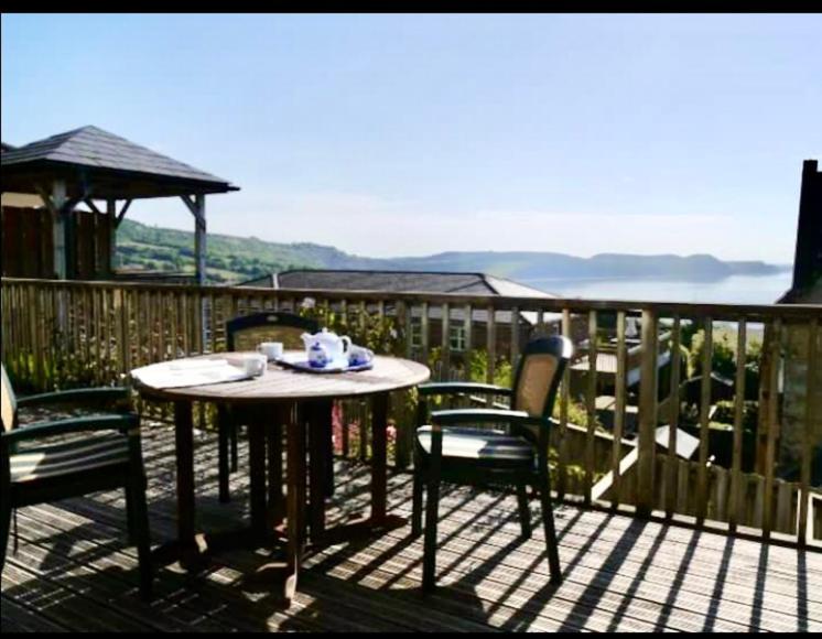 Fantastic Spacious House With Beautiful Panoramic Views Of The Bay Only A Few Minutes Walk From Beach Harbour And Restaurants This House Has 3 Bedrooms 3 Bathrooms And 2 Lovely Sitting Rooms Лайм-Реджис Экстерьер фото