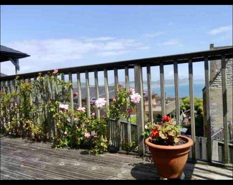 Fantastic Spacious House With Beautiful Panoramic Views Of The Bay Only A Few Minutes Walk From Beach Harbour And Restaurants This House Has 3 Bedrooms 3 Bathrooms And 2 Lovely Sitting Rooms Лайм-Реджис Экстерьер фото